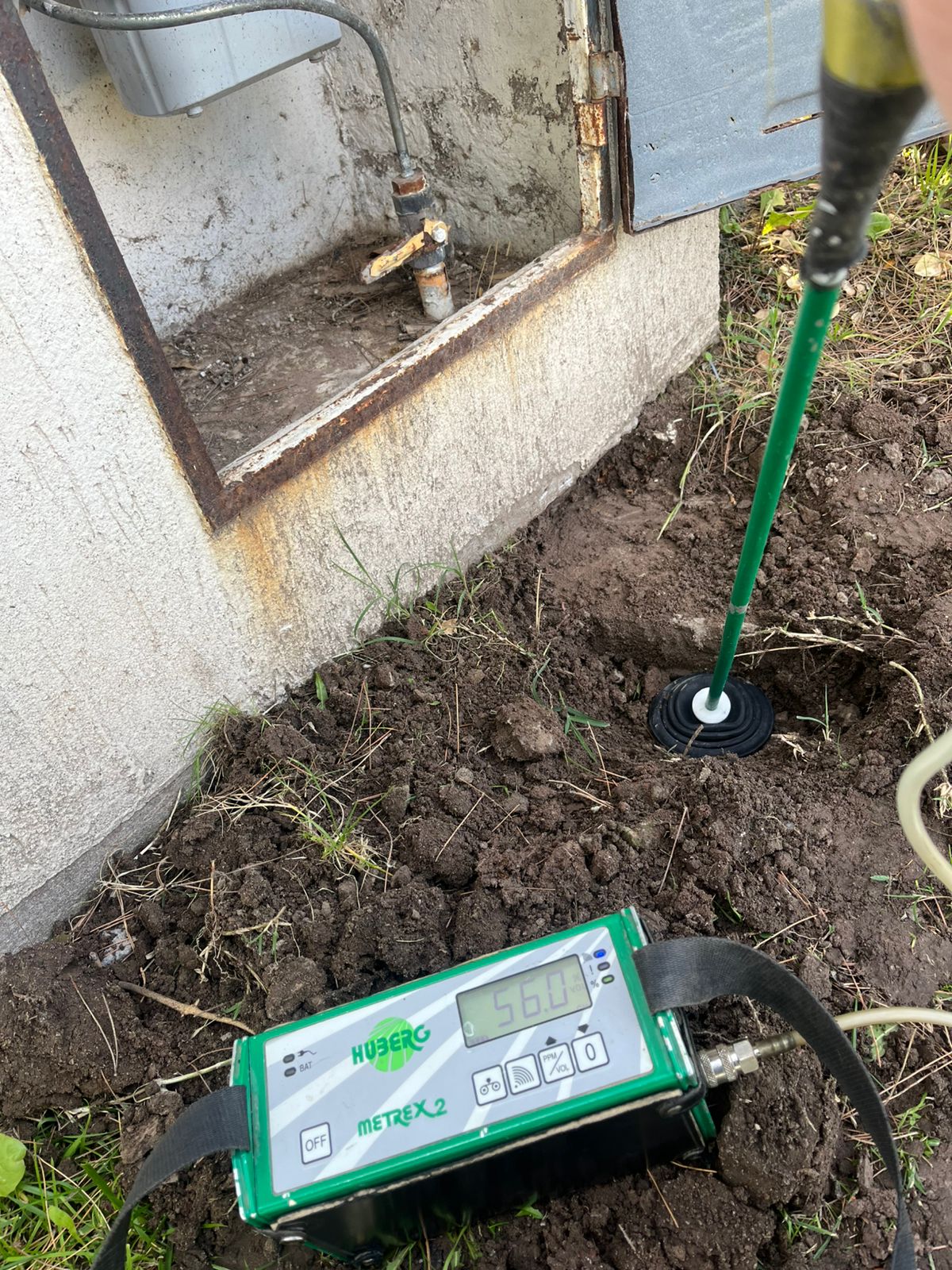 Equipo de detección de fugas con sonda durante una intervención en Bahía Blanca